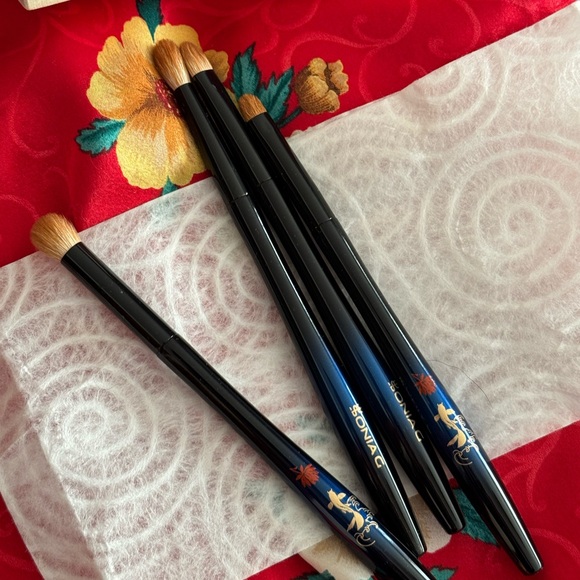 SOLD—sonia G Summer Koi 2024 Eye brushes Set - Picture 2 of 4
